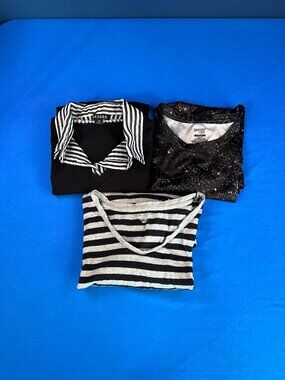 Collection Of 2 Short Sleeve And A Long Sleeve Shirts Size Medium